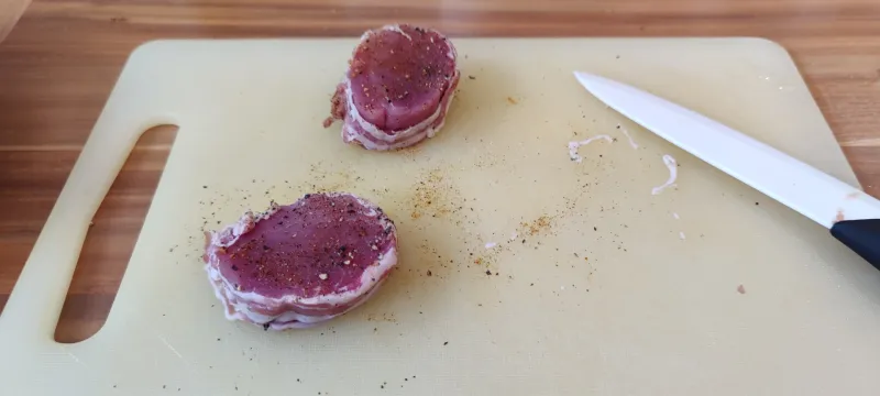 Arbeitsschritt 12: Schweinsbraten Medaillons mit Speck und Zwiebel