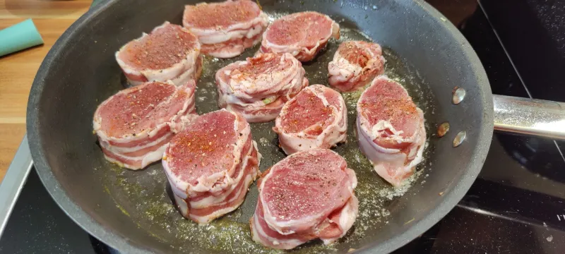 Arbeitsschritt 13: Schweinsbraten Medaillons mit Speck und Zwiebel
