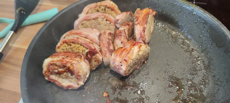 Arbeitsschritt 14: Schweinsbraten Medaillons mit Speck und Zwiebel