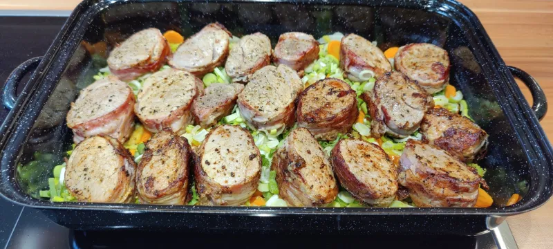Arbeitsschritt 15: Schweinsbraten Medaillons mit Speck und Zwiebel