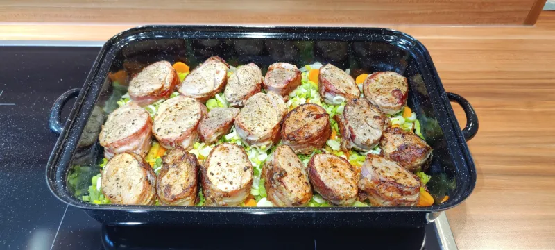Arbeitsschritt 16: Schweinsbraten Medaillons mit Speck und Zwiebel