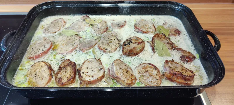 Arbeitsschritt 19: Schweinsbraten Medaillons mit Speck und Zwiebel