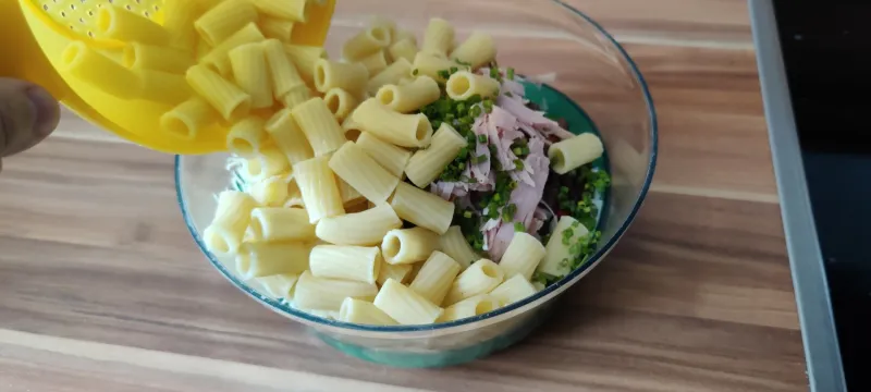 Arbeitsschritt 14: Sommerlicher Bunter Nudelsalat