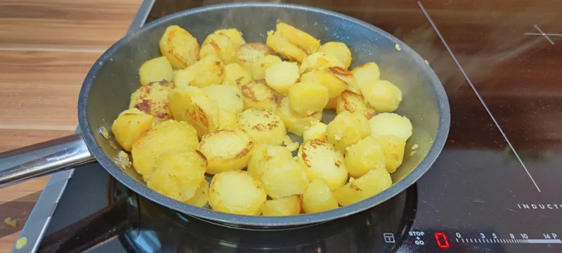 Arbeitsschritt 12: Spargelpäckchen mit Karotten und Feta