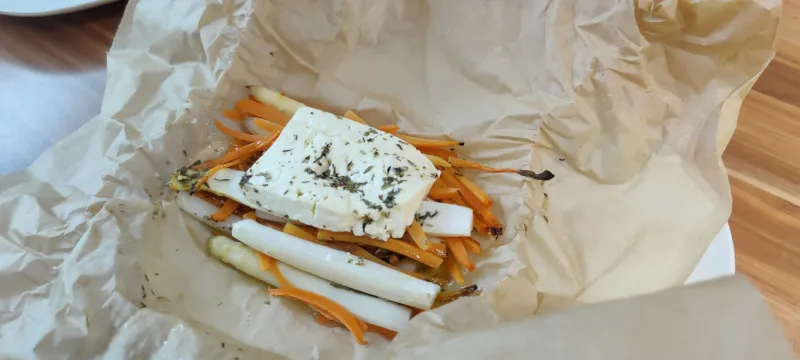 Arbeitsschritt 13: Spargelpäckchen mit Karotten und Feta