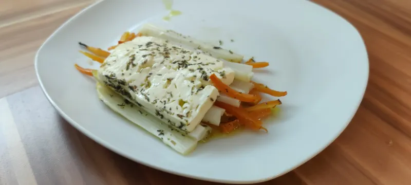 Arbeitsschritt 14: Spargelpäckchen mit Karotten und Feta