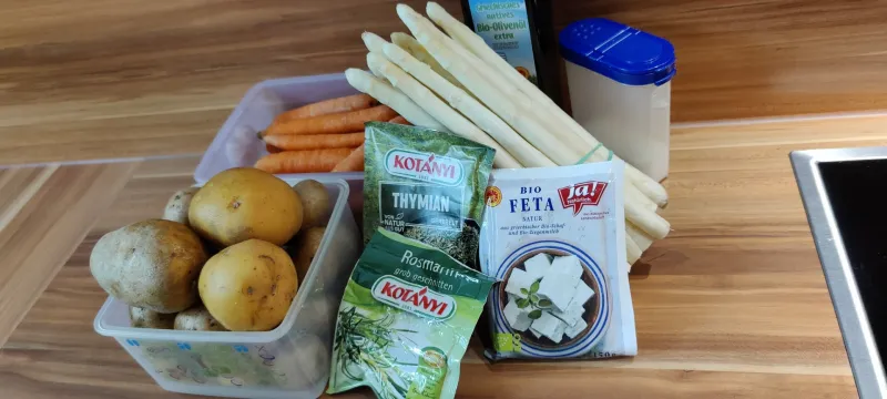 Arbeitsschritt 1: Spargelpäckchen mit Karotten und Feta