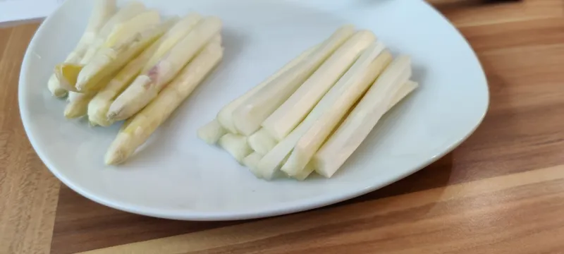 Arbeitsschritt 3: Spargelpäckchen mit Karotten und Feta