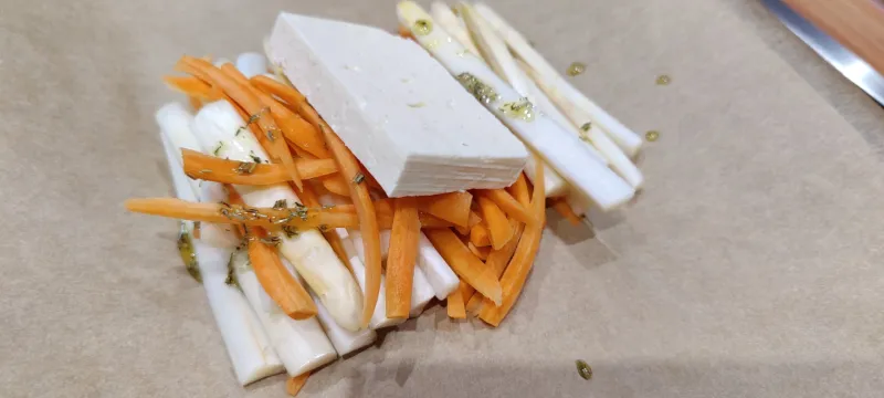 Arbeitsschritt 7: Spargelpäckchen mit Karotten und Feta