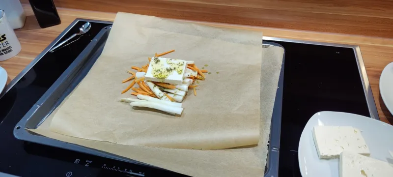 Arbeitsschritt 6: Spargelpäckchen mit Karotten und Feta