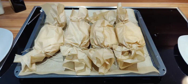 Arbeitsschritt 9: Spargelpäckchen mit Karotten und Feta