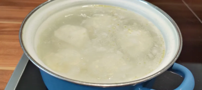 Arbeitsschritt 7: Topfenknödel mit Erdbeersoße