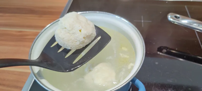 Arbeitsschritt 11: Topfenknödel mit Erdbeersoße