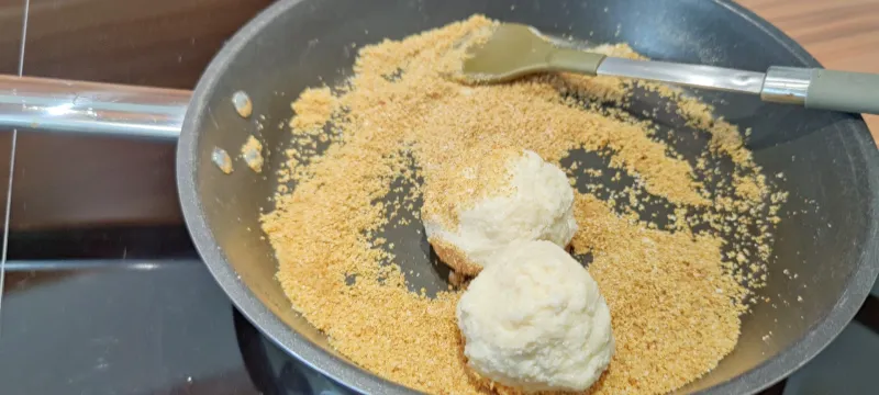 Arbeitsschritt 12: Topfenknödel mit Erdbeersoße