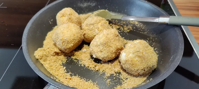 Arbeitsschritt 13: Topfenknödel mit Erdbeersoße