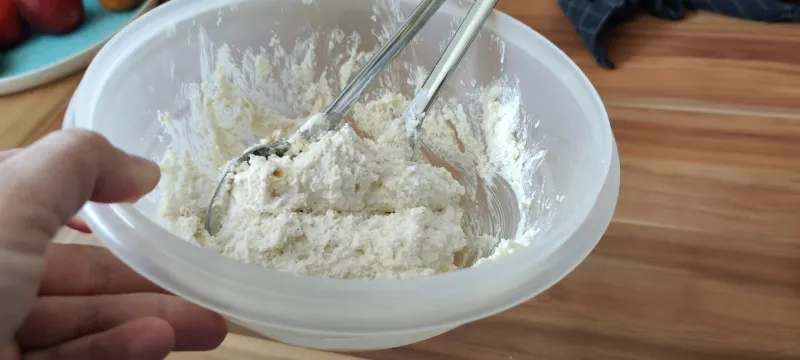 Arbeitsschritt 1: Topfenknödel mit Erdbeersoße