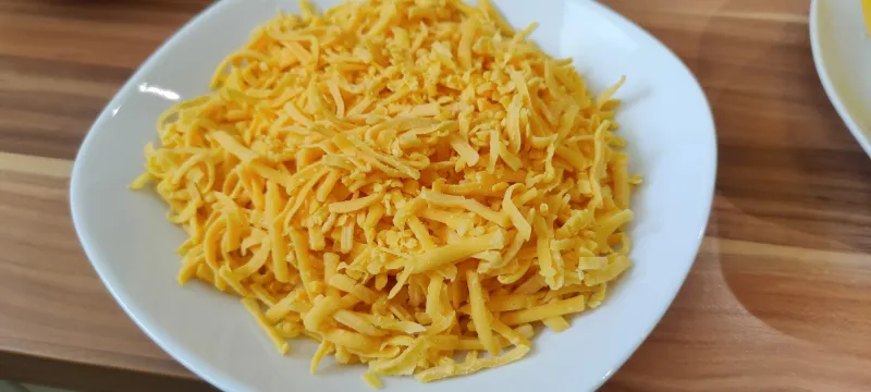 Arbeitsschritt 6: Überbackene Hard Rock Nachos mit Cheddar und Gemüse