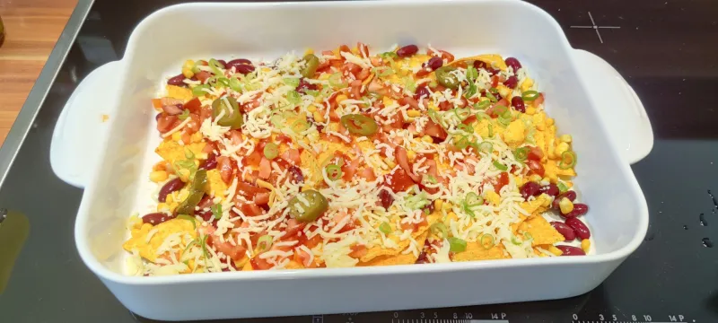 Arbeitsschritt 7: Überbackene Hard Rock Nachos mit Cheddar und Gemüse