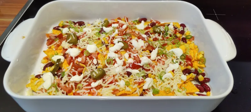 Arbeitsschritt 8: Überbackene Hard Rock Nachos mit Cheddar und Gemüse