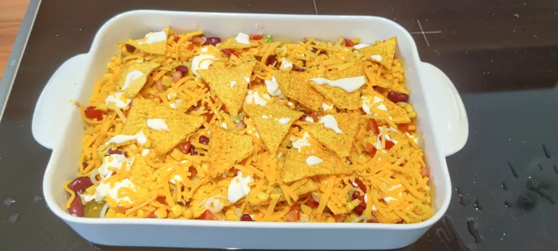 Arbeitsschritt 10: Überbackene Hard Rock Nachos mit Cheddar und Gemüse