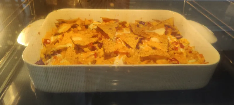 Arbeitsschritt 11: Überbackene Hard Rock Nachos mit Cheddar und Gemüse