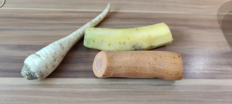 Arbeitsschritt 1: Schnelle vegane Lupinen Nudelsuppe mit Wurzelgemüse