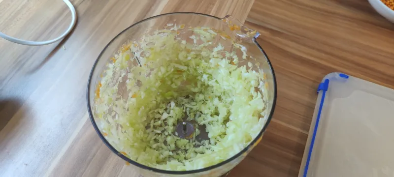 Arbeitsschritt 5: Vegane Rotlinsenbolognese mit Vollkornpasta