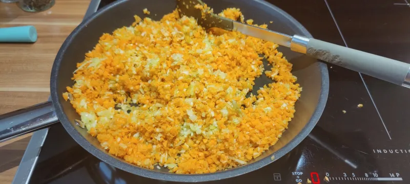 Arbeitsschritt 7: Vegane Rotlinsenbolognese mit Vollkornpasta