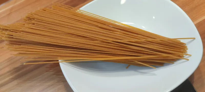 Arbeitsschritt 8: Vegane Rotlinsenbolognese mit Vollkornpasta