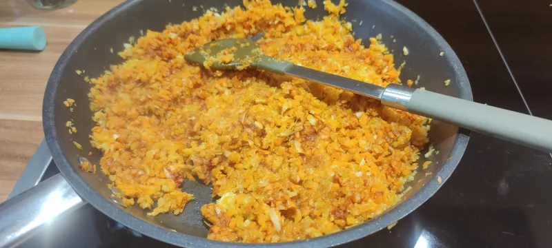 Arbeitsschritt 9: Vegane Rotlinsenbolognese mit Vollkornpasta