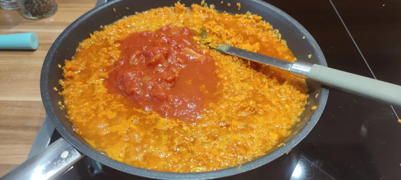 Arbeitsschritt 10: Vegane Rotlinsenbolognese mit Vollkornpasta