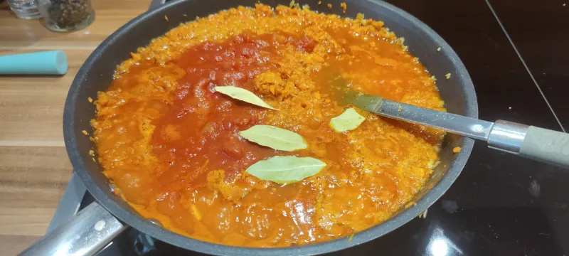 Arbeitsschritt 11: Vegane Rotlinsenbolognese mit Vollkornpasta