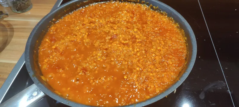 Arbeitsschritt 13: Vegane Rotlinsenbolognese mit Vollkornpasta