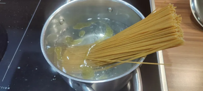 Arbeitsschritt 14: Vegane Rotlinsenbolognese mit Vollkornpasta