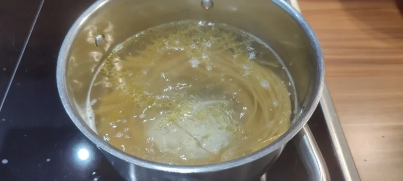Arbeitsschritt 16: Vegane Rotlinsenbolognese mit Vollkornpasta