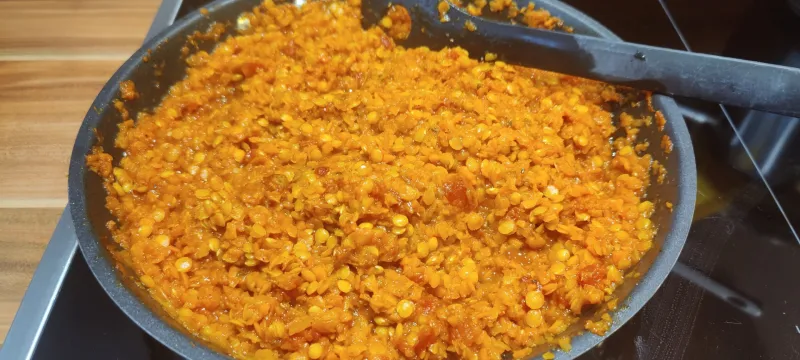 Arbeitsschritt 18: Vegane Rotlinsenbolognese mit Vollkornpasta