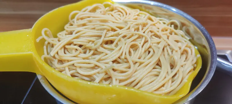 Arbeitsschritt 19: Vegane Rotlinsenbolognese mit Vollkornpasta