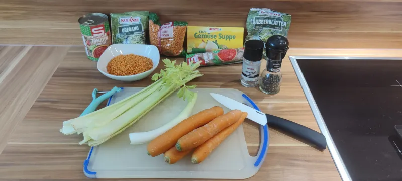 Arbeitsschritt 1: Vegane Rotlinsenbolognese mit Vollkornpasta