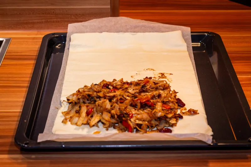 Arbeitsschritt 11: Blätterteig-Krautstrudel mit Bohnen