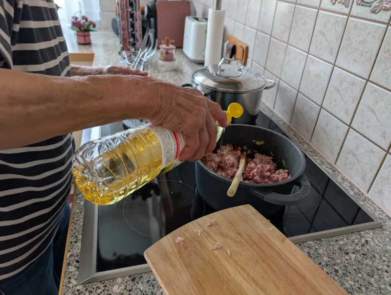 Arbeitsschritt 2: Vali Omas legendäre Spaghetti Bolognese