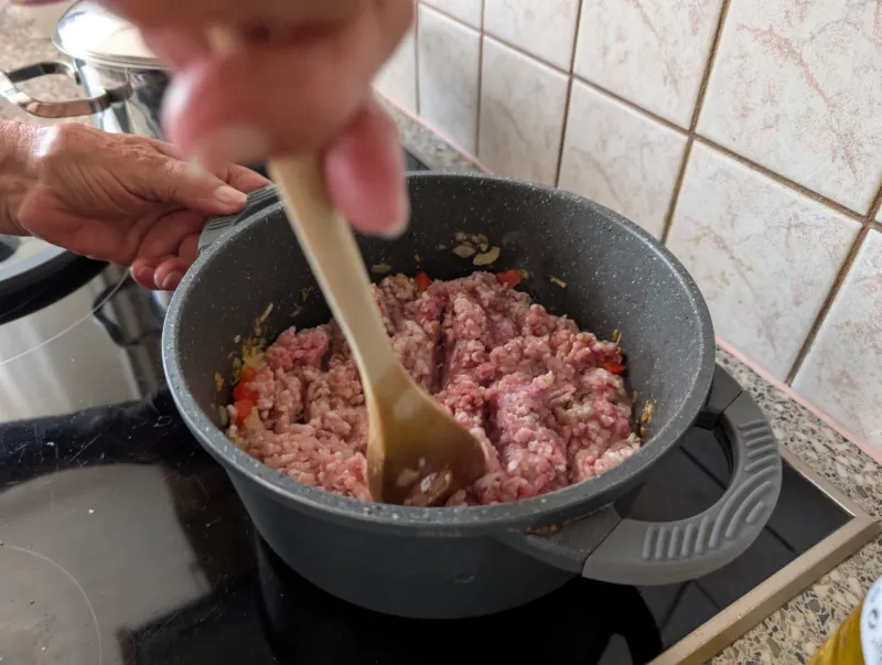 Arbeitsschritt 4: Vali Omas legendäre Spaghetti Bolognese