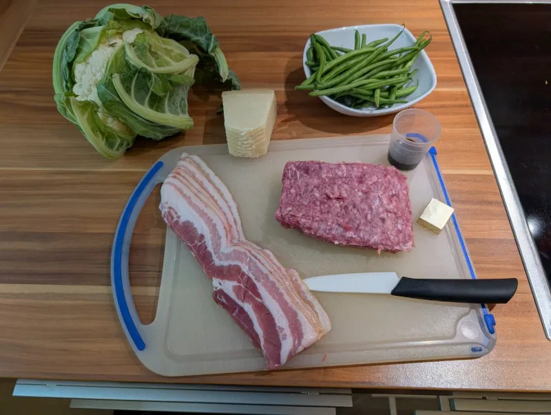 Arbeitsschritt 1: Hackbraten im Speckmantel an Zwiebelsoße
