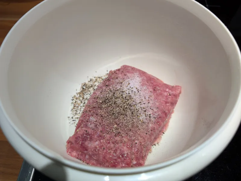 Arbeitsschritt 2: Hackbraten im Speckmantel an Zwiebelsoße