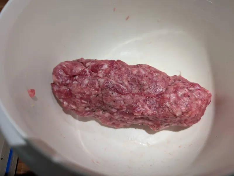 Arbeitsschritt 3: Hackbraten im Speckmantel an Zwiebelsoße