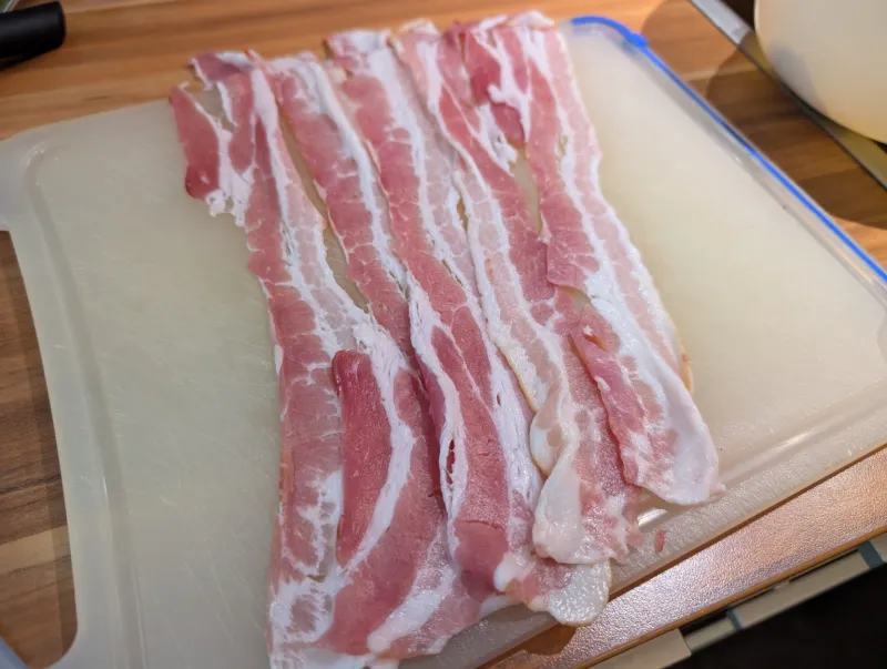 Arbeitsschritt 4: Hackbraten im Speckmantel an Zwiebelsoße