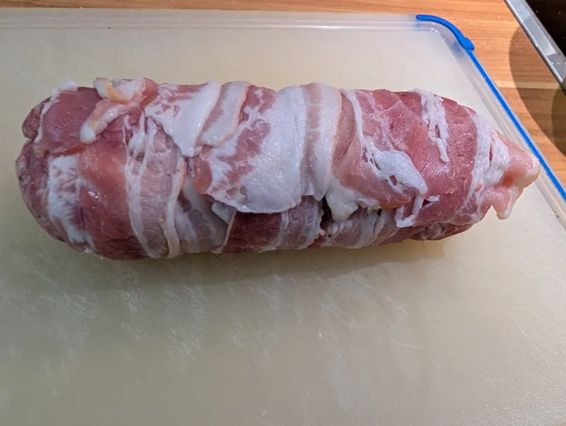 Arbeitsschritt 5: Hackbraten im Speckmantel an Zwiebelsoße