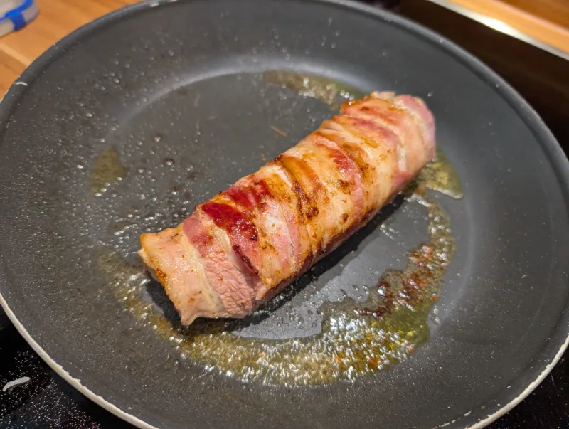 Arbeitsschritt 6: Hackbraten im Speckmantel an Zwiebelsoße