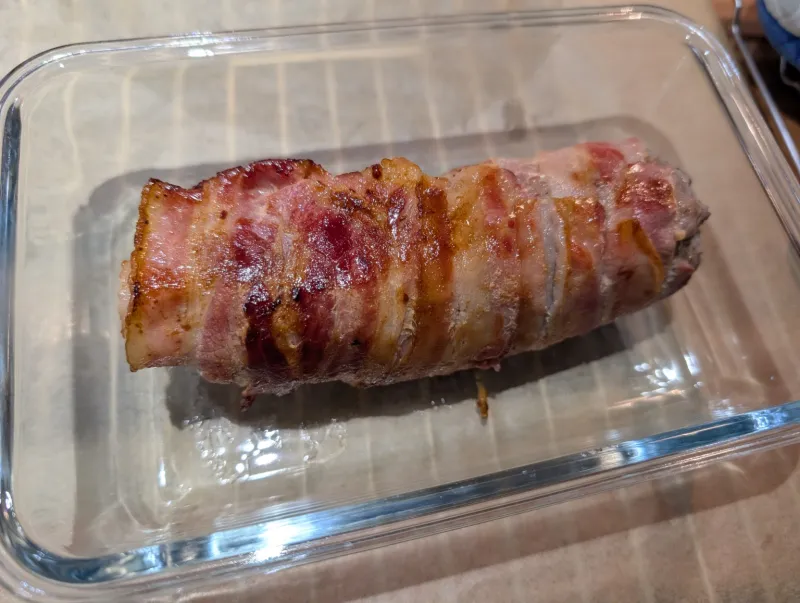 Arbeitsschritt 8: Hackbraten im Speckmantel an Zwiebelsoße