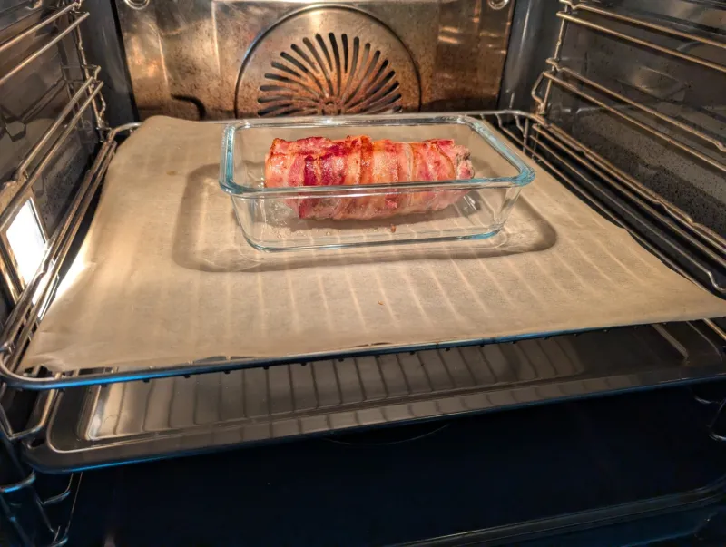 Arbeitsschritt 9: Hackbraten im Speckmantel an Zwiebelsoße