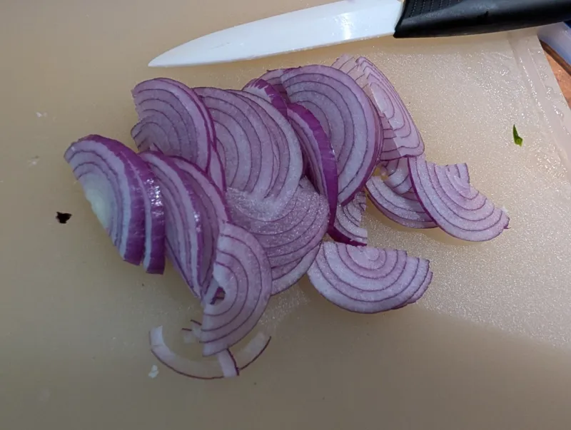 Arbeitsschritt 11: Hackbraten im Speckmantel an Zwiebelsoße
